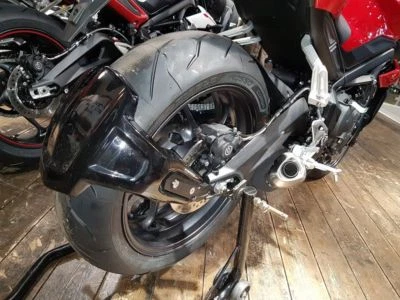 Protector pulverizador trasero negro brillante Triumph Street Triple 675 (13-17) Foto 1 de 2