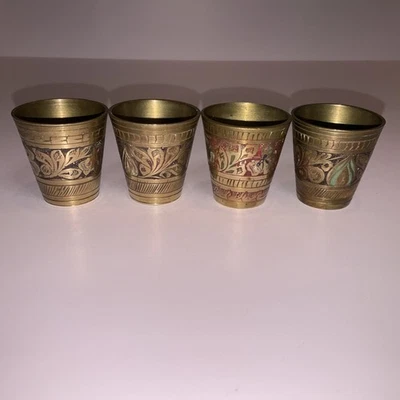 Lote de 4 = ¡Antigua taza persa grabada en latón pequeña martillada a mano! Foto 1 de 4