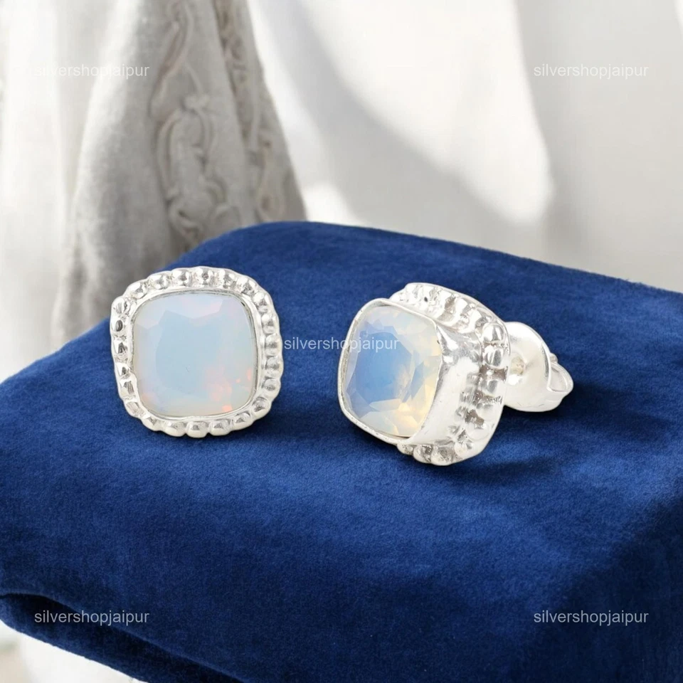 Pendientes de plata 925 con pasador de piedras preciosas de ópalo lechoso corte cojín día de la hija Foto 1 de 4