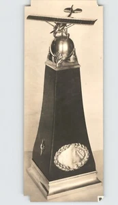 LUFTRAUMTROPHÄE mit historischem Flugzeug VINTAGE Luftfahrt 1928 Pressefoto - Bild 1 von 2