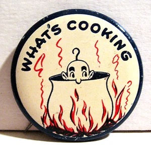 Vintage 1940-1950 What's Cooking Novelty divertente bottone pinback stock vecchio negozio - Foto 1 di 1