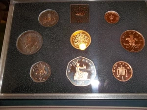Royal Mint 1983 UK  Proof Coin Set - Picture 1 of 3