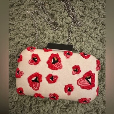 Bandolera clutch Alice + Olivia X Donald Robertson Shirley labios rojos Foto 1 de 4