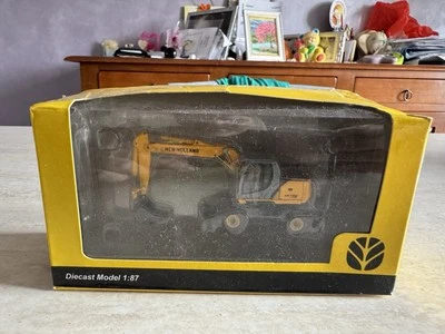 MEZZO DA LAVORO STRADALE NEW HOLLAND ESCAVATORE GOMMATO 1:87 NUOVO DA COLLEZIONE - Immagine 1 di 4