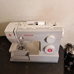 Singer 4411 Heavy Duty Sewing Machine Tested Pre-Owned No Pedal - Picture 1 of 10