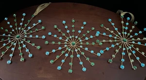 "Arte de pared Starburst tono dorado de colección 3 con cristales verdes y azules redondos de 8,25""" - Imagen 1 de 4