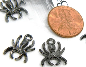 3 dijes de araña de metal espeluznante enchapado en metal negro de 5/8 pulgadas con agujero de anillo - Imagen 1 de 2