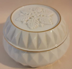 Vintage Heritage House Music Box “Winter Wonderland” Celebration of Love - Picture 1 of 7