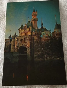 DISNEYLAND Walt Disney Dusk At Sleeping Beauty Castle Vintage Postcard - Bild 1 von 2