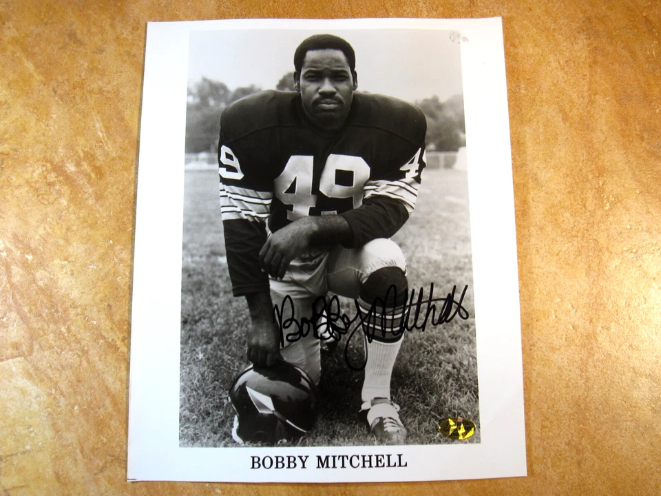 FOTO FIRMADA POR BOBBY MITCHELL HOF AUTOGRAFIADA 8X10 EN BLANCO Y NEGRO 1962-68 WASHINGTON REDSKINS Foto 1 de 1
