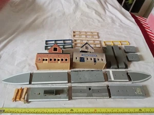 OO/HO ESTACIÓN HORNBY CONSTRUCCIÓN Y PLATAFORMAS PLÁSTICO REPUESTOS USADOS (D50) - Imagen 1 de 13