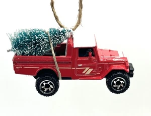 Hot Wheels Toyota Land Cruiser roter LKW Handarbeit Weihnachtsschmuck mit Minibaum - Bild 1 von 5