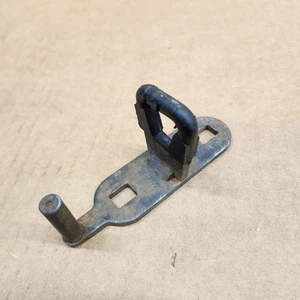 84-96 C4 Corvette Escotilla Trasera Pestillo Golpeador Montaje Vidrio Ventana BUEN USADO - Imagen 1 de 3