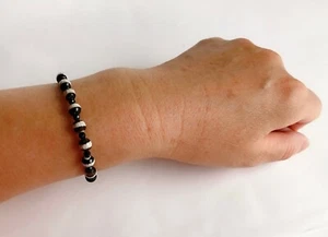 Beaded Stretch Bracelet Black White Striped Agate Onyx Independence Peaceful - Foto 1 di 4