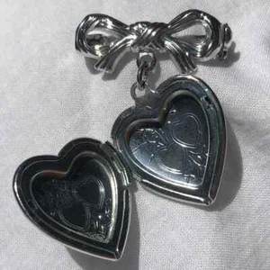 Vintage '90s Silvertone Locket Brooch / Lapel Pin - Picture 1 of 4