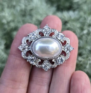 MAGNETIC Silver faux pearl magnetic brooch, English collar brooch, stock pin - Picture 1 of 6