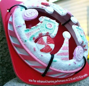 Yankee Candle 2012 Natale SUGARPLUM ILLUMA COPERCHIO ~ 14,5 / 22 oz Topper ~ RARO ~ NUOVO - Foto 1 di 4