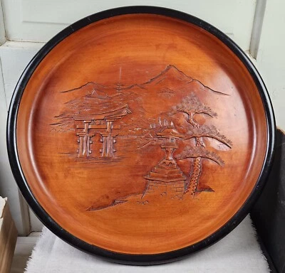 Bandeja tallada en madera asiática de colección escena de templo de naturaleza japonesa firmada personajes asiáticos Foto 1 de 4