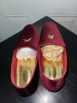 Mocassins masculinos de veludo borgonha com enfeite dourado  - Imagem 1 de 4