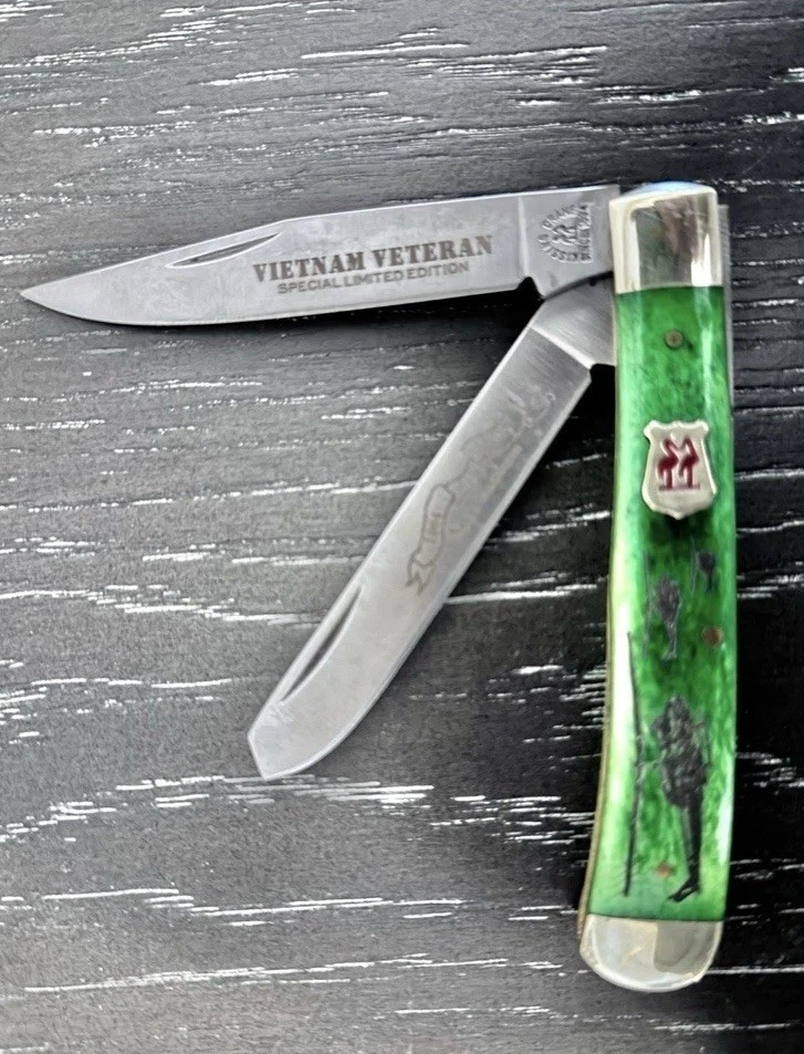 NAVAJA DE BOLSILLO PARA HONRAR A VETERANOS de Vietnam inscrita en sus 2 hojas y la MADERA VERDE Foto 1 de 4