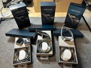 Fitbit Ionic Armbänder mit defekten Uhren und Verpackungen Smartwatch - Bild 1 von 1