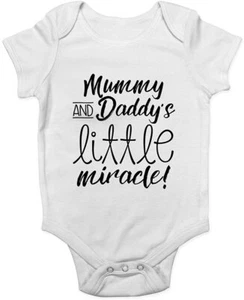 Weiße Babygrow Mama und Papa kleines Wunder Babyweste lustig SCHNELLER VERSAND - Bild 1 von 2