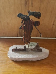 Neil Rose Lazart Elch Golfer Metallskulptur auf Steinsockel, Made in USA - Bild 1 von 5