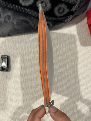 Bolso sin asas Marc Jacobs de cuero metálico 3M plateado Foto 1 de 4