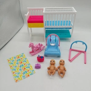 Mattel Barbie Puppenhaus Möbel Babybett & Wickeltisch Spielset 2 Babys - Bild 1 von 11