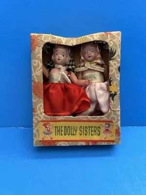 THE DOLLY SISTERS-A SET OF CELLULOID  DOLLS-Original Box!-3 1/2"-1940s-Vintage - Imagem 1 de 4