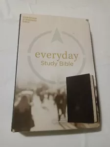 CSB Everyday Study Bible, Black LeatherTouch, Black Letter, Study Notes, Illustr - Imagen 1 de 3