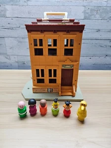 FISHER PRICE PLAY FAMILY SESAME STREET HOUSE PLAYSET W/ FIGURES - Picture 1 of 9