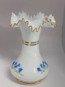 Fenton Kunstglas opake Charleton Ära Glasvase mit blauen Blumen & gekräuselten Rand - Bild 1 von 5