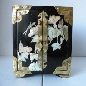 Joyero chino vintage de madera con incrustaciones de laca negra de latón 7" x 5,5" x 4,25" - Imagen 1 de 17