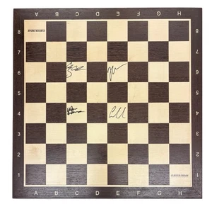 MAGNUS CARLSEN HIKARI NAKAMURA +2 SIGNED AUTOGRAMM SCHACHBRETT CLUTCH CHESS COA - Bild 1 von 8