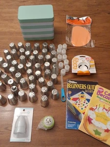 55 Spritzguss Kuchen Dekorieren Tipps Kupplungen Wilton Kochbücher Backzubehör - Bild 1 von 23