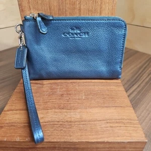 Portafoglio Coach Pelle Blu Metallizzato Ciottolato Doppio Angolo Zip Pochette Polso - Foto 1 di 7