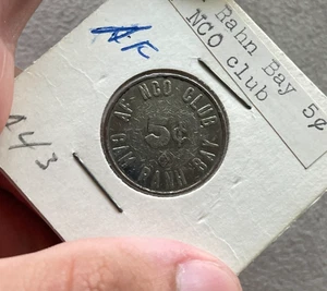Cam Ranh Bay AF SUBOFICIAL Club Vietnam 5 centavos token de comercio militar L2 - Imagen 1 de 2