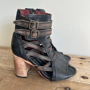 Freebird by Steven Tiara Damenstiefel offene Zehenpartie 8 schwarz abgenutzt Gladiatorschuh - Bild 1 von 16