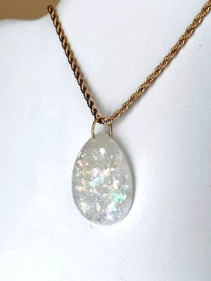 Colgante Ópalo Resina Blanca Ópalo Lágrima 28x36mm en Acero Inoxidable Cadena 18-KGP Foto 1 de 4