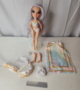 Rainbow High Pacific Coast Margot De Perla Fashion Doll Spiaggia non completa 2021 - Foto 1 di 5