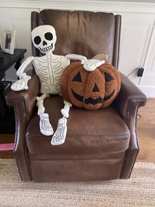 Combo de almohada Pottery Barn Mr. Bones y calabaza - Imagen 1 de 4