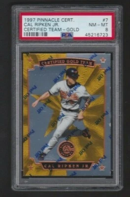 1997 PINNACLE СЕРТИФИЦИРОВАННАЯ ЗОЛОТАЯ КОМАНДА NO7 CAL RIPKEN JR ОЦЕНКА PSA 8 ПОЧТИ КАК НОВАЯ НИЗКАЯ NO30/499 - Изображение 1 из 2