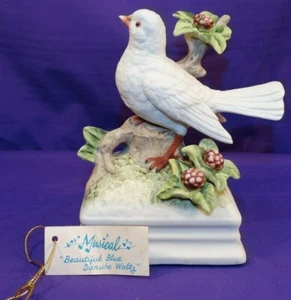 GORHAM MUSIC BOX BEAUTIFUL WHITE DOVE PURPLE BERRIES PLAYS BLUE DANUBE WALTZ - Picture 1 of 7