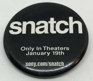 Botón Pinback promocional de película SNATCH Guy Ritchie 2000 en muy buena condición - Imagen 1 de 2