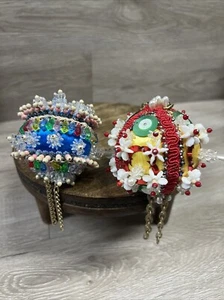 Dos adornos vintage navideños adornados con cuentas satinadas coloridos - Imagen 1 de 16