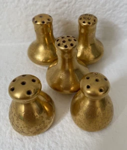5 saleros individuales antiguos de porcelana pintados en oro todos ligeramente diferentes - Imagen 1 de 7
