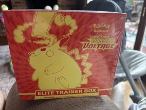JCC Pokémon: Espada y Escudo-Voltaje Vívido Elite Entrenador Caja ETB - Imagen 1 de 3
