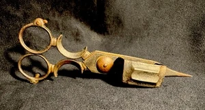 Tijeras antiguas de hierro forjado para velas con patas - Imagen 1 de 10