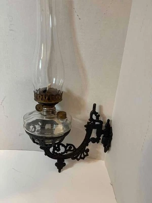 Antiguo soporte de pared victoriano de hierro fundido soporte quemador lámpara de queroseno de aceite Foto 1 de 4